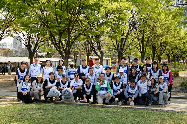 한국교직원공제회, 여의도 한강공원서 'The-K Green Step, 다 함께 줍깅'... - 뉴스 썸네일 이미지