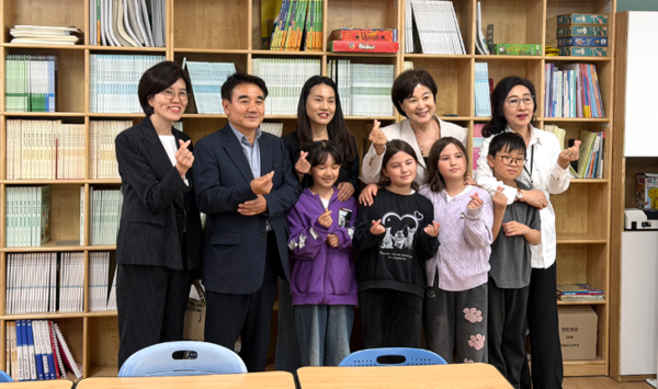이주배경 남학생이 교과서에 필기하며 수업에 열중하는 모습&nbsp; (사진= 인제대 제공)