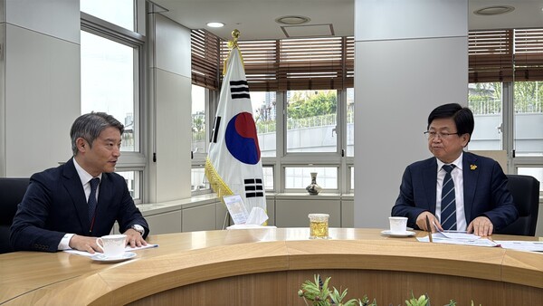 최교진 교육부장관과 이승환 총장이 지난 27일 세종정부청사에서 인성교육 발전에 대해 논의하고 있다. 사진=구미대제공