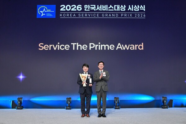 수상 후 기념촬영하는 조철호 교수(왼쪽)