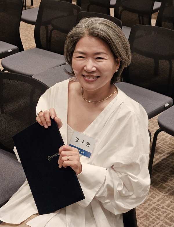 김주원 궁편책 대표, '책의 날' 장관 표창 수상...40년 출판계 헌신 - 뉴스 썸네일 이미지